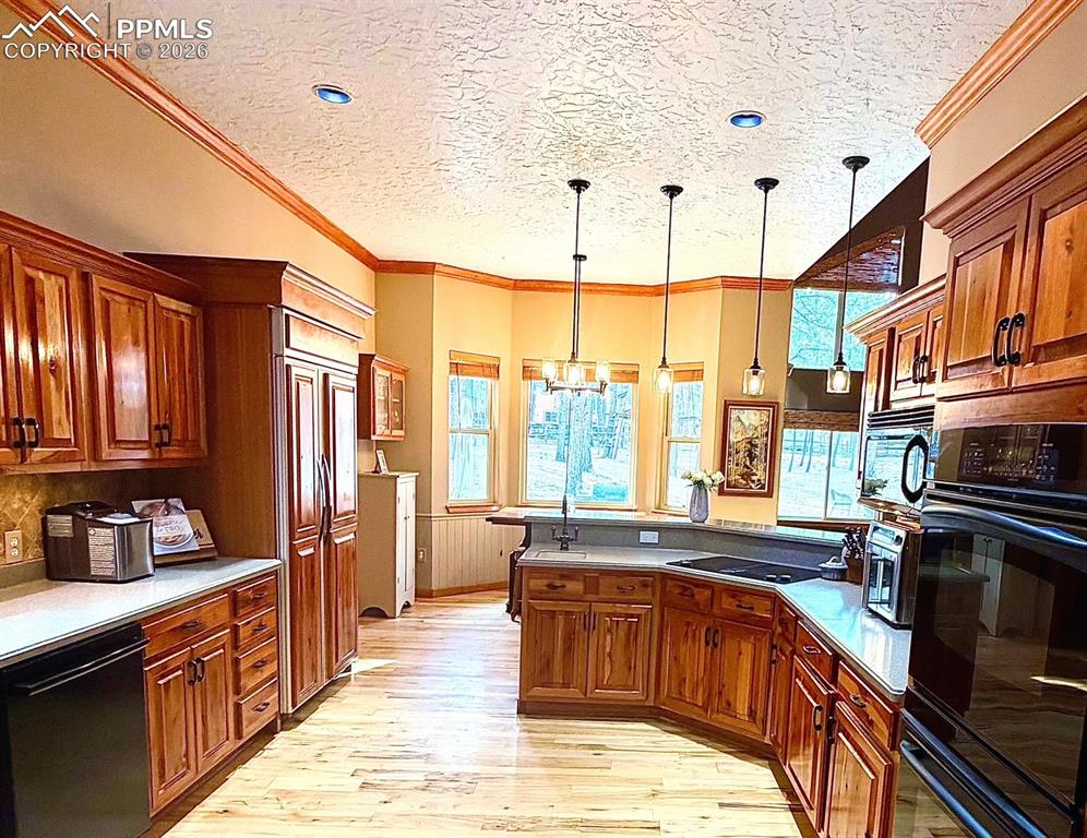 Image 8 of 50: Kitchen