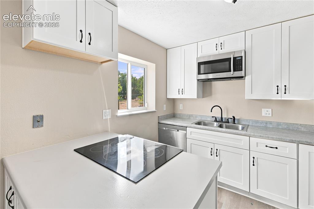 Image 13 of 47: Kitchen