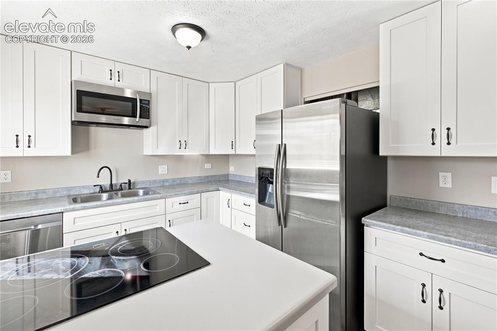 Image 14 of 47: Kitchen