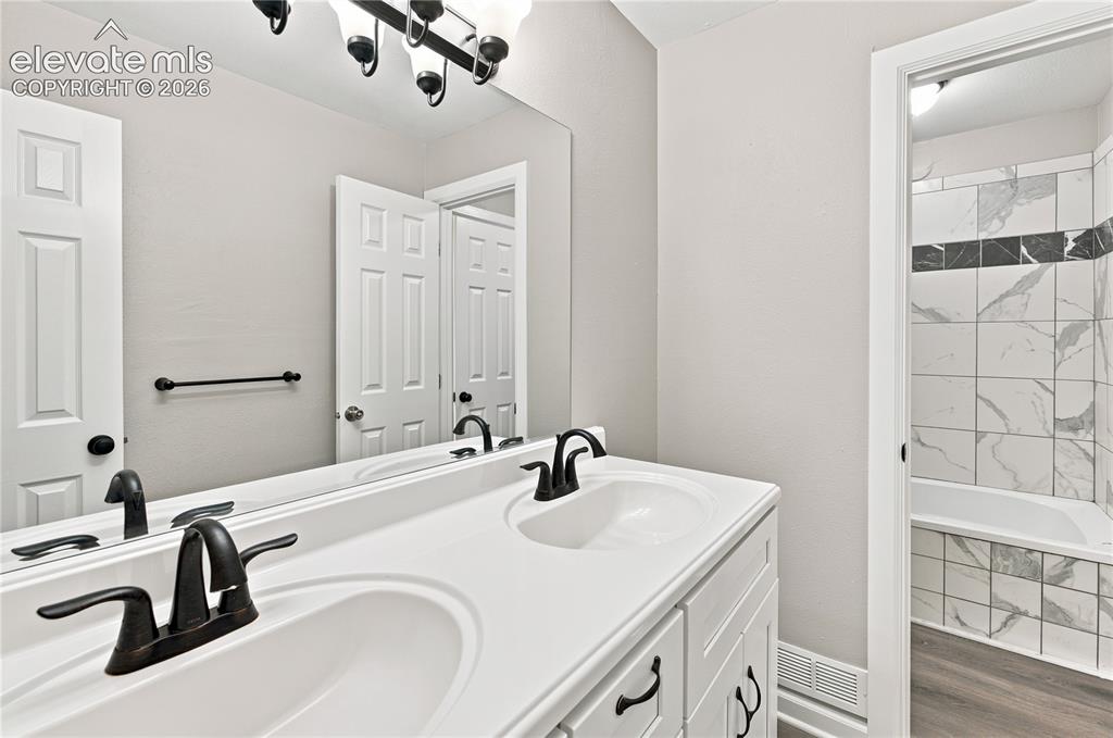 Image 28 of 47: Bathroom