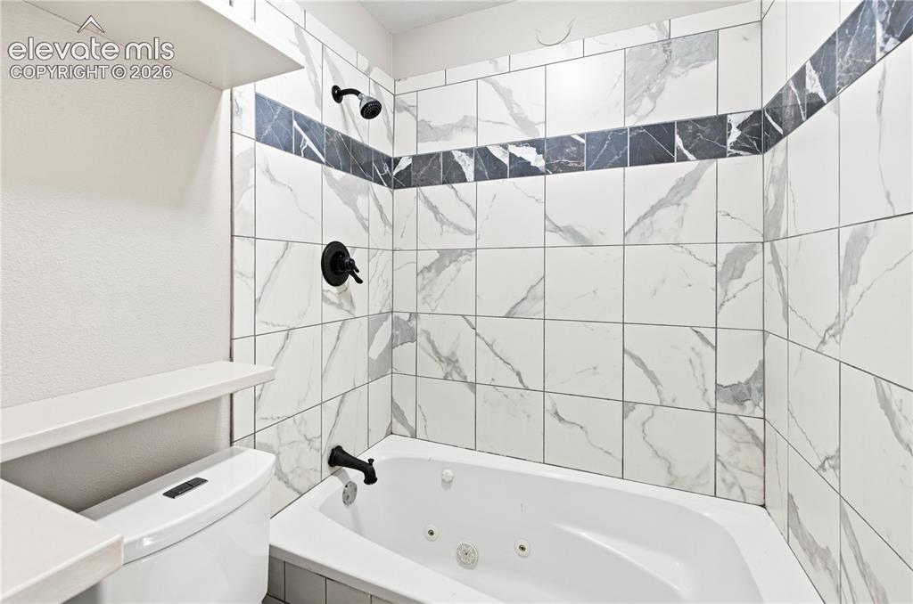 Image 29 of 47: Bathroom