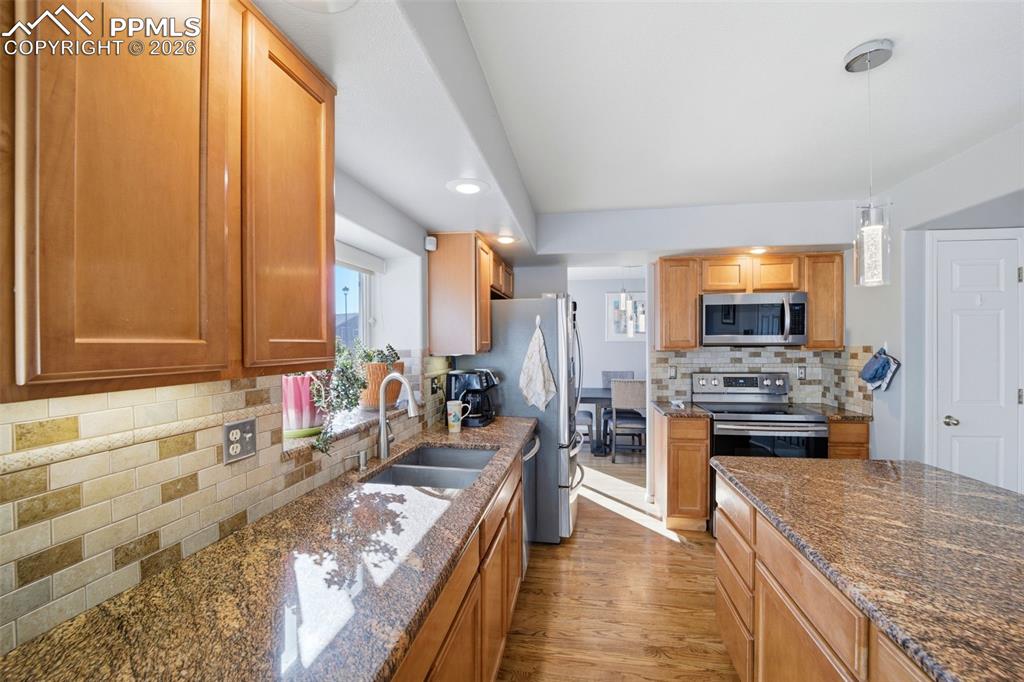 Image 10 of 47: Kitchen