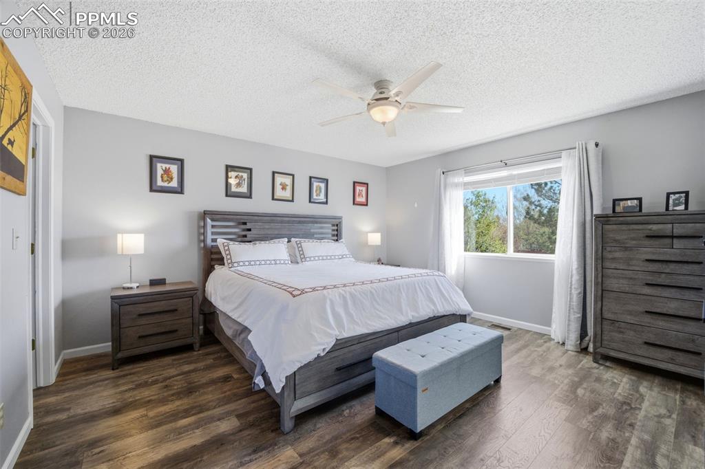 Image 19 of 47: Bedroom