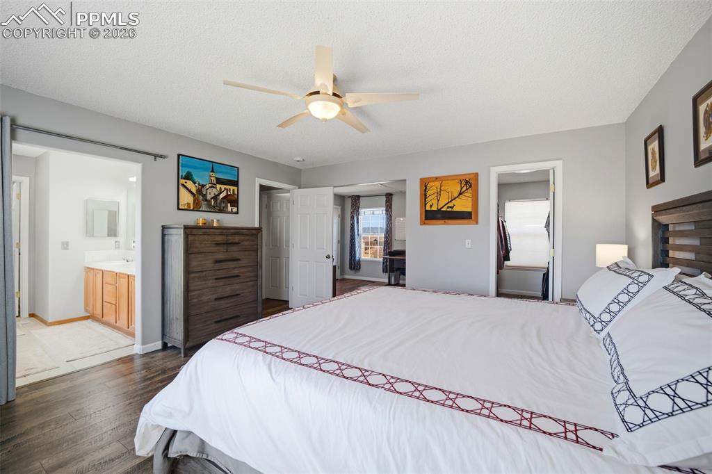 Image 21 of 47: Bedroom