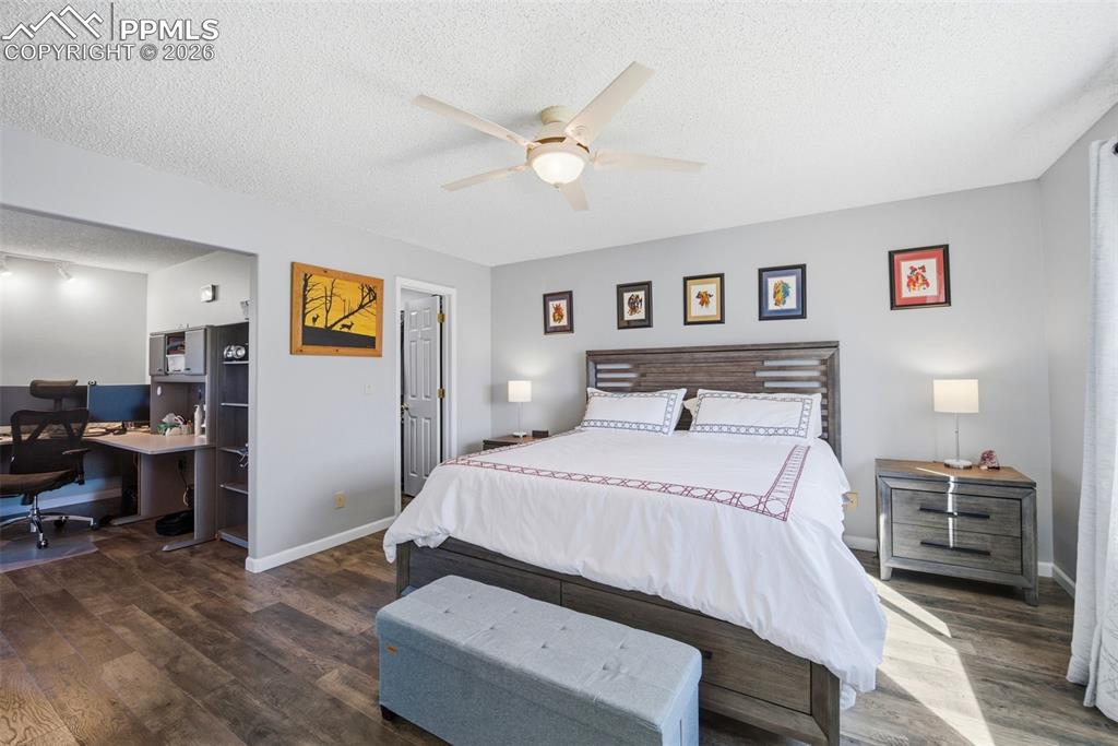 Image 22 of 47: Bedroom