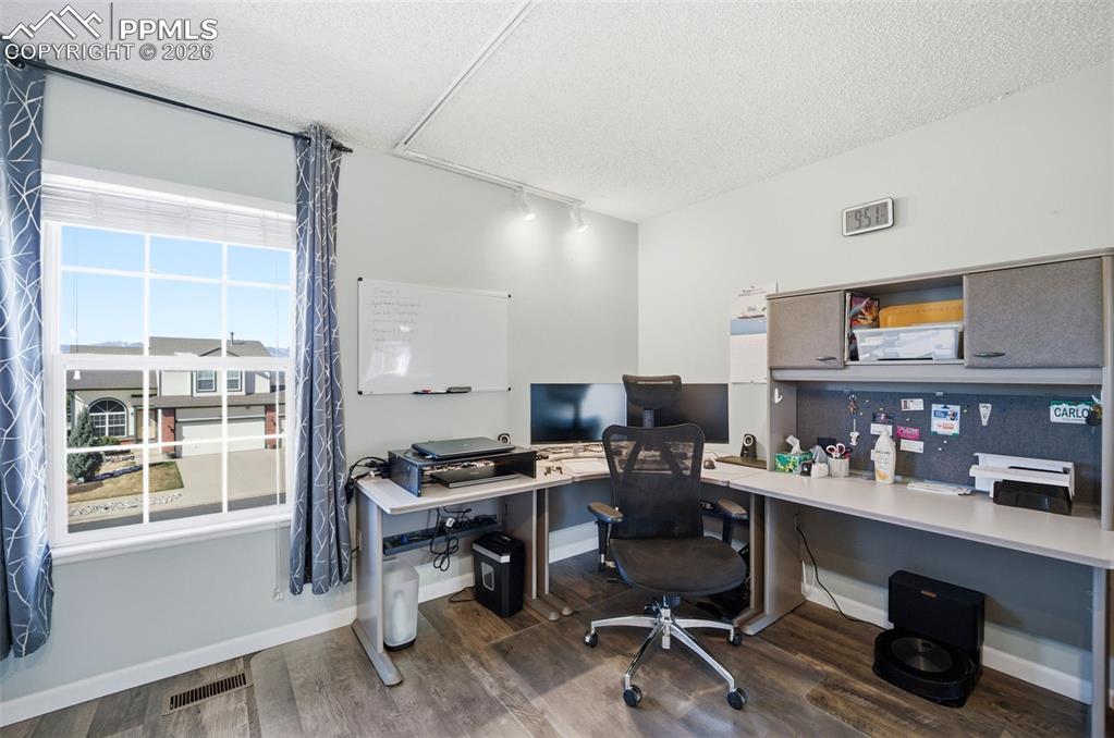 Image 23 of 47: Office