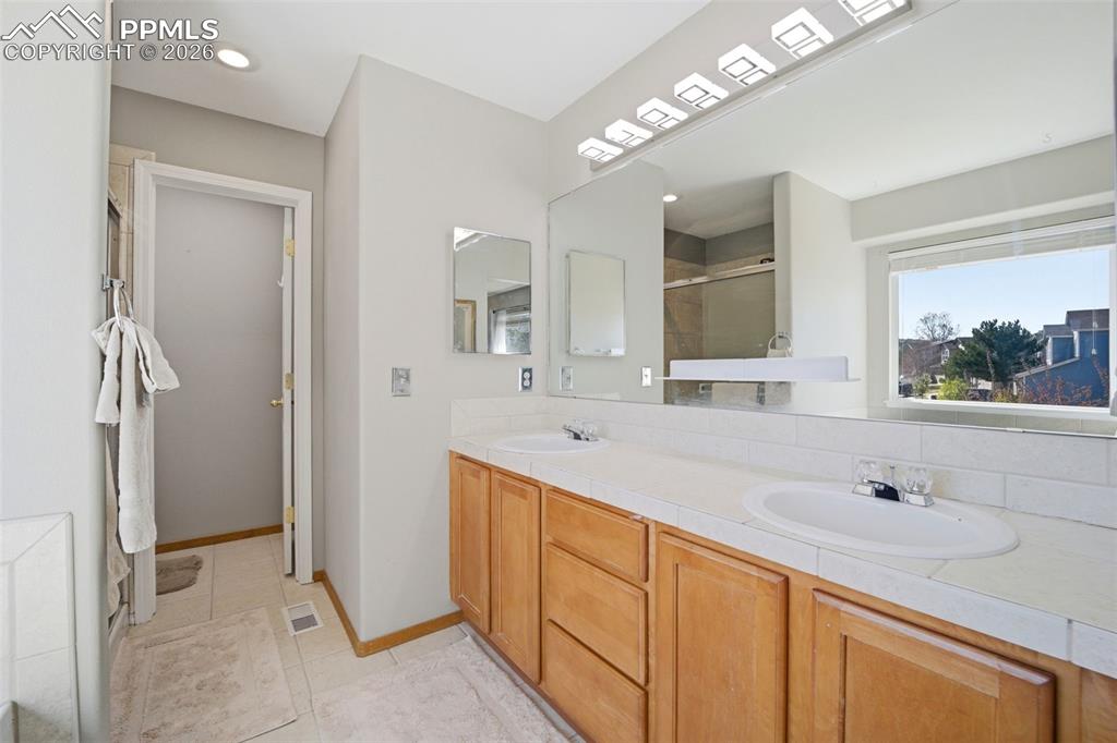 Image 25 of 47: Bathroom