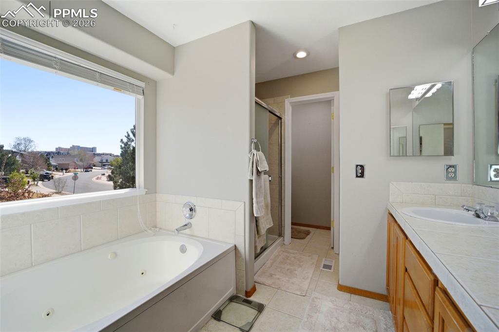 Image 26 of 47: Bathroom