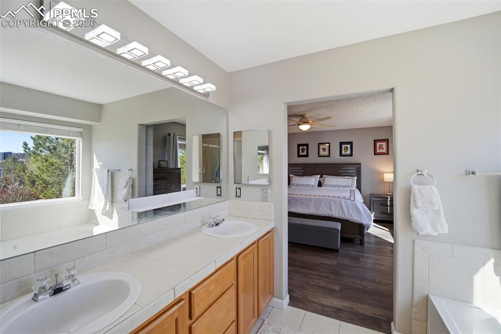 Image 27 of 47: Bathroom