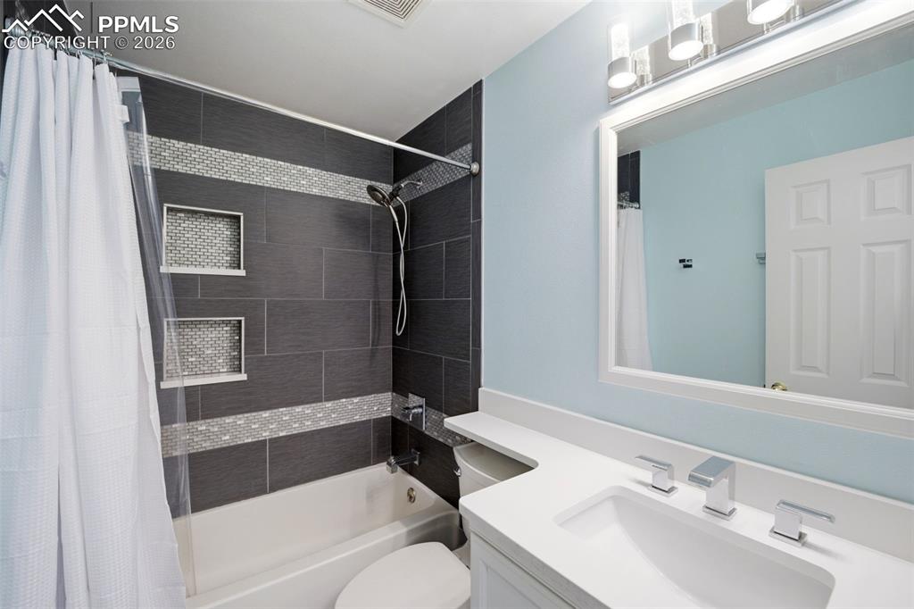 Image 31 of 47: Bathroom