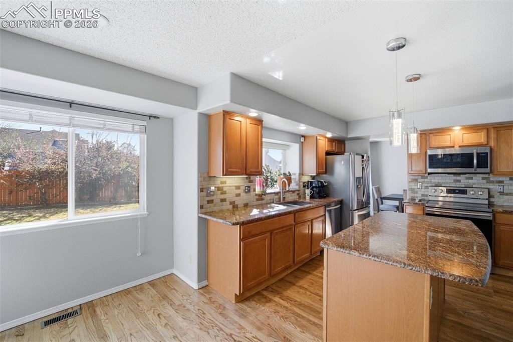 Image 9 of 47: Kitchen