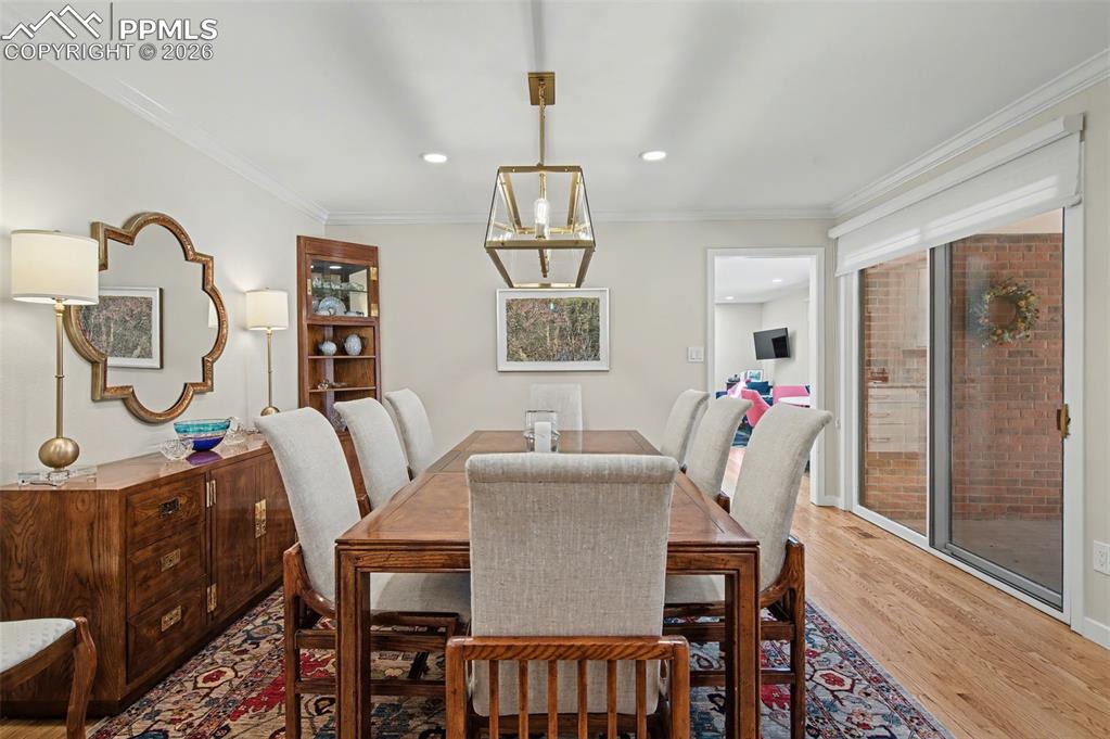 Image 16 of 30: Dining Room