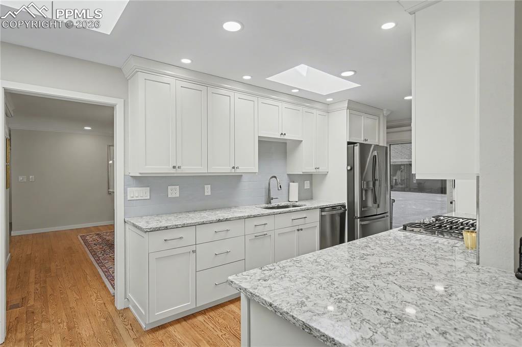 Image 17 of 30: Kitchen