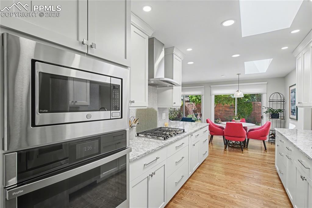 Image 18 of 30: Kitchen
