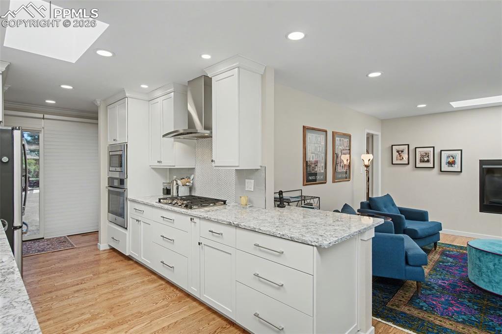 Image 19 of 30: Kitchen