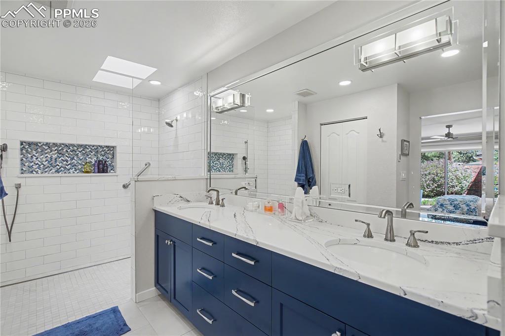 Image 26 of 30: Bathroom