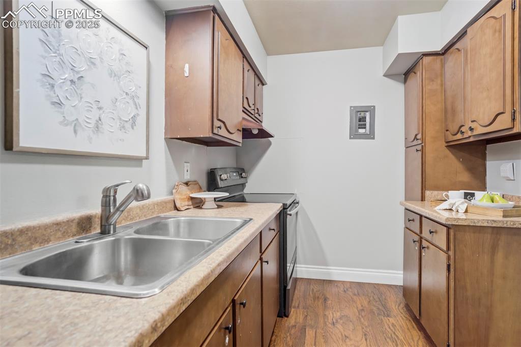 Image 13 of 32: Kitchen