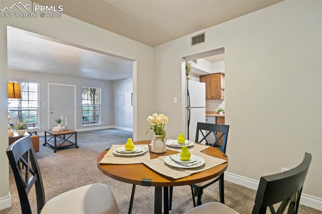 Image 4 of 32: Dining Area