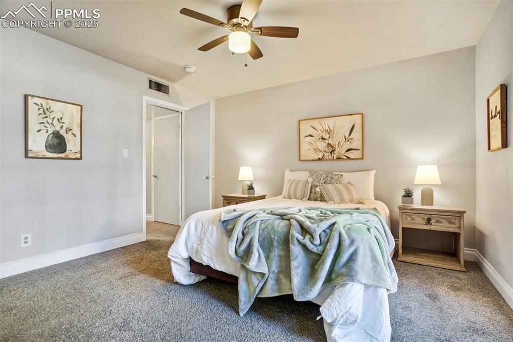 Image 6 of 32: Bedroom