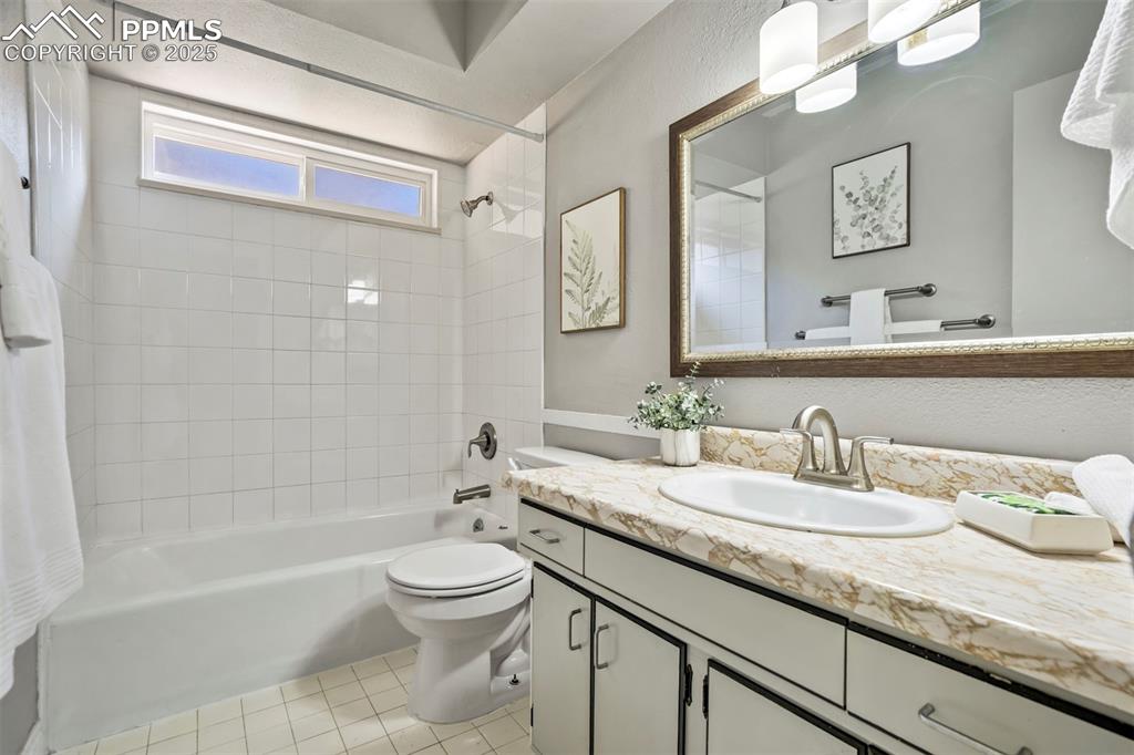 Image 8 of 32: Bathroom