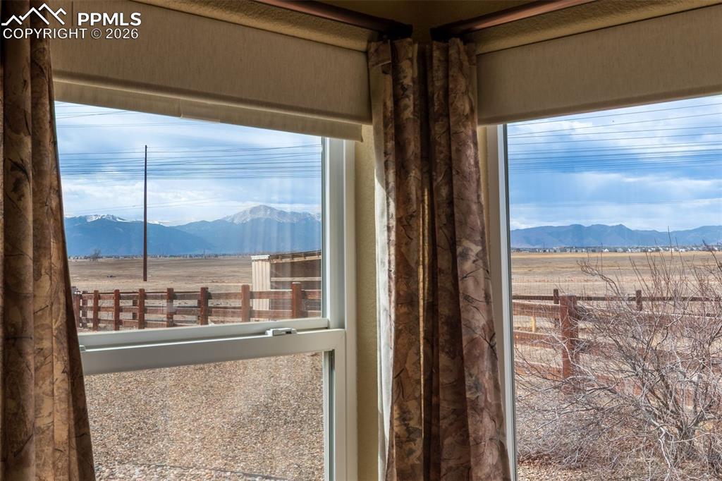 Image 16 of 30: Entry