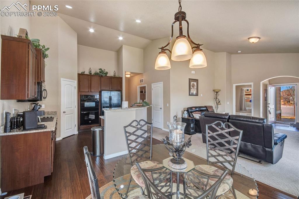 Image 21 of 30: Dining Area