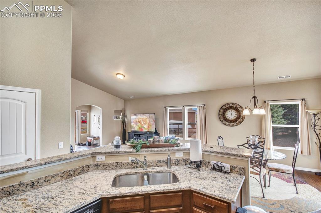 Image 23 of 30: Kitchen