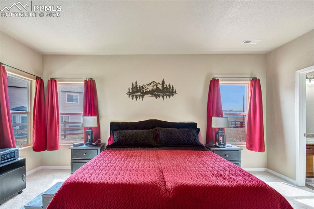 Image 28 of 30: Bedroom