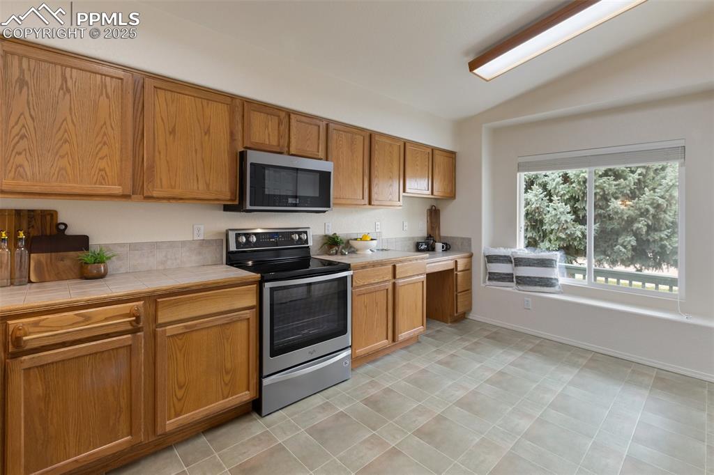 Image 12 of 37: Kitchen