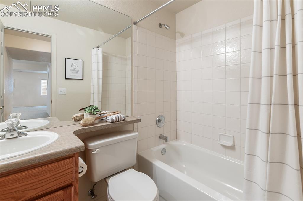 Image 26 of 37: Bathroom