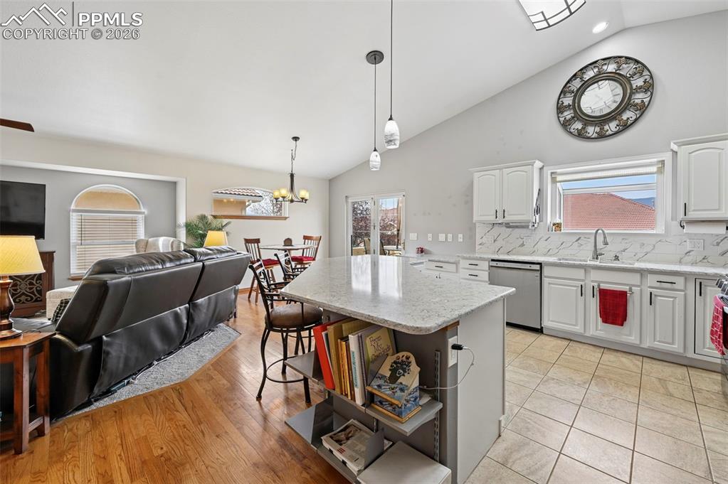 Image 15 of 43: Kitchen