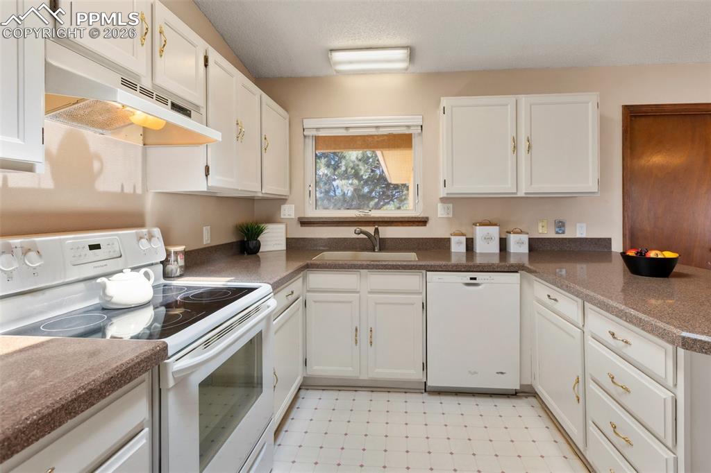 Image 19 of 50: Spacious living room