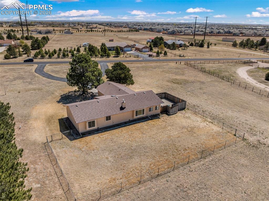 Image 7 of 50: Ranch home on 5.3 acres