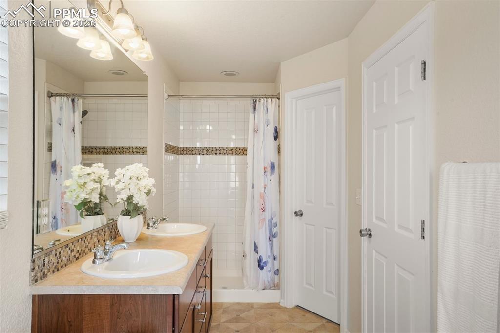 Image 13 of 31: Bathroom