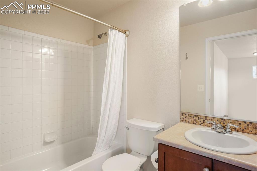 Image 18 of 31: Bathroom