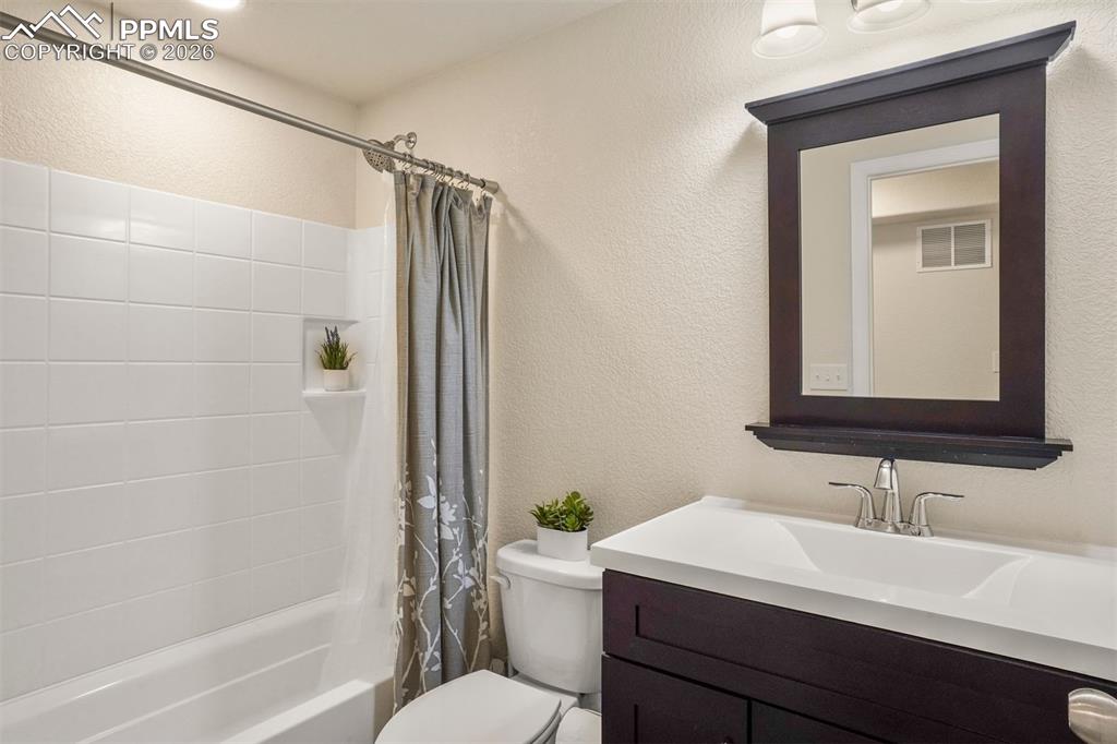 Image 20 of 31: Bathroom