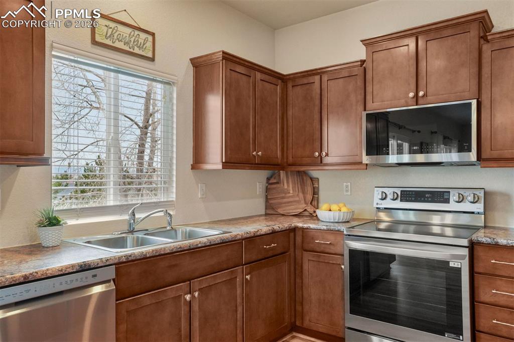 Image 3 of 31: Kitchen