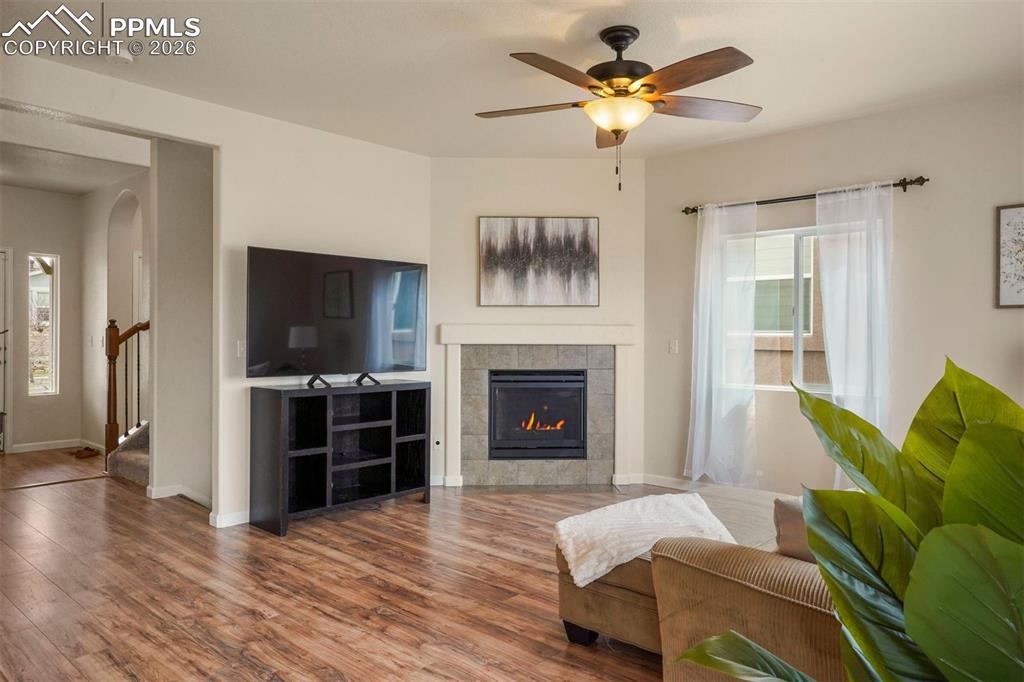 Image 4 of 31: Living Room