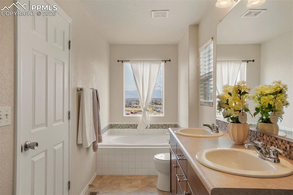 Image 5 of 31: Bathroom