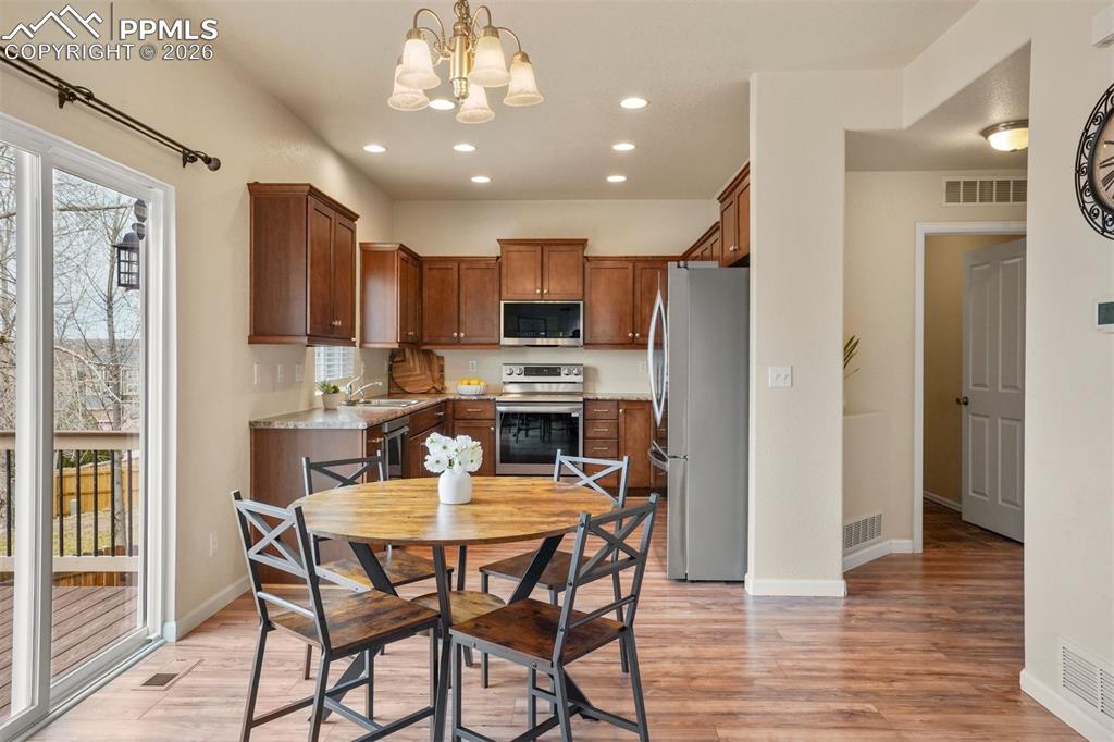 Image 9 of 31: Dining Area