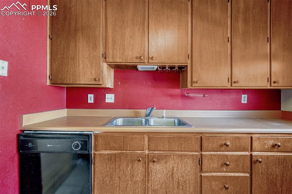 Image 15 of 34: Kitchen