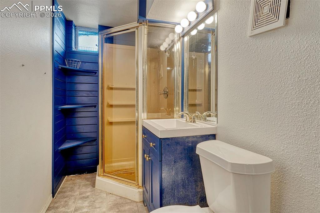 Image 25 of 34: Bathroom