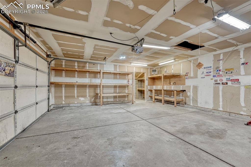 Image 32 of 34: Garage