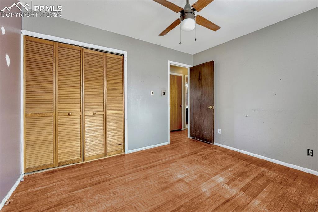 Image 4 of 34: Bedroom