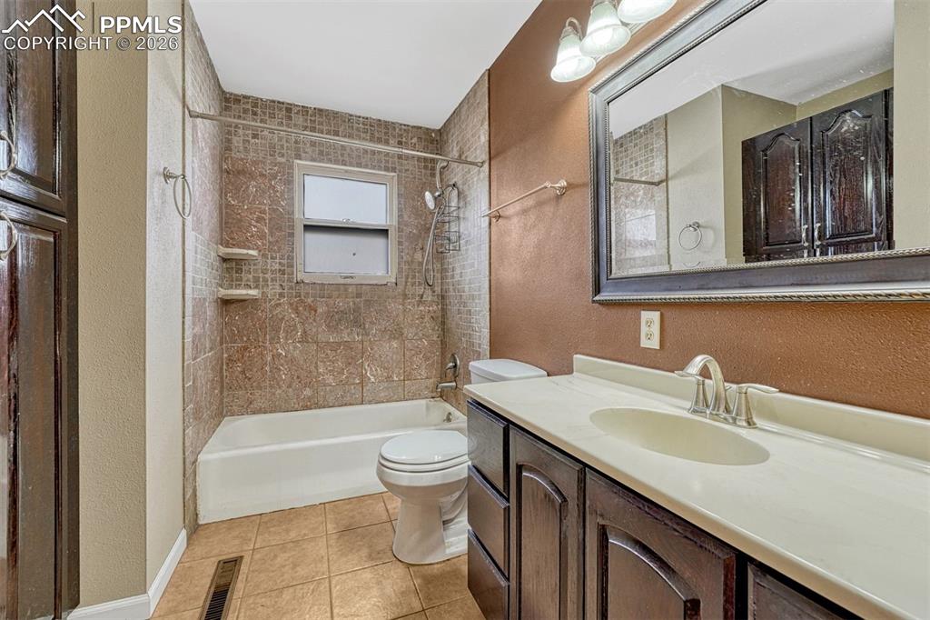 Image 5 of 34: Bathroom