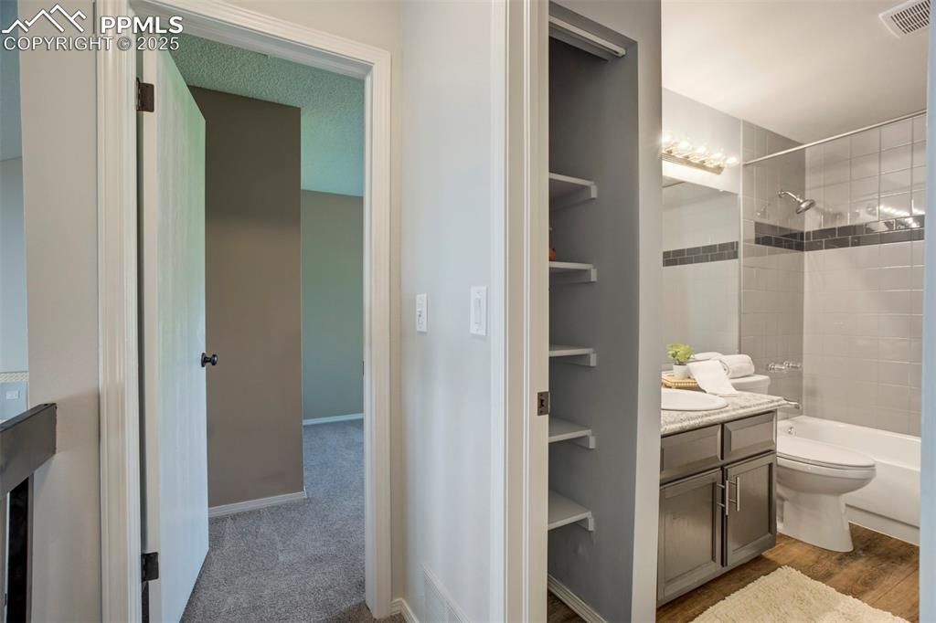 Image 15 of 36: Bathroom