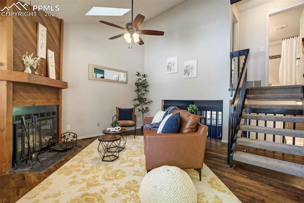 Image 5 of 36: Living Room