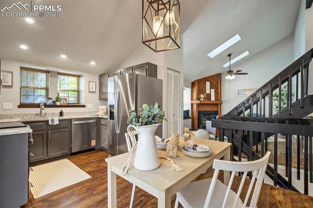 Image 7 of 36: Dining Area