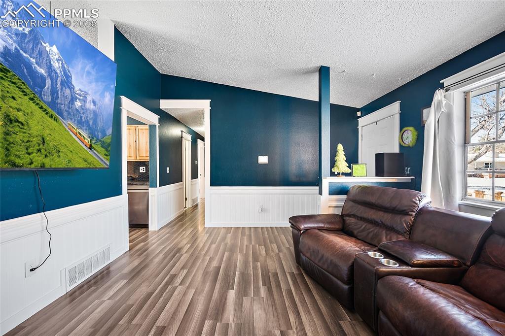 Image 12 of 32: Living Room