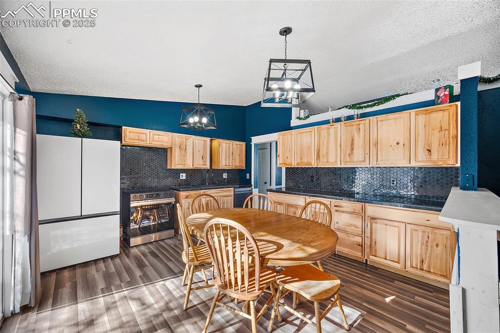 Image 16 of 32: Kitchen